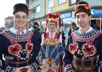 Коледари огласиха Казанлък