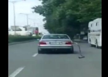 Шофьор си тръгна с маркуча от бензиностанция