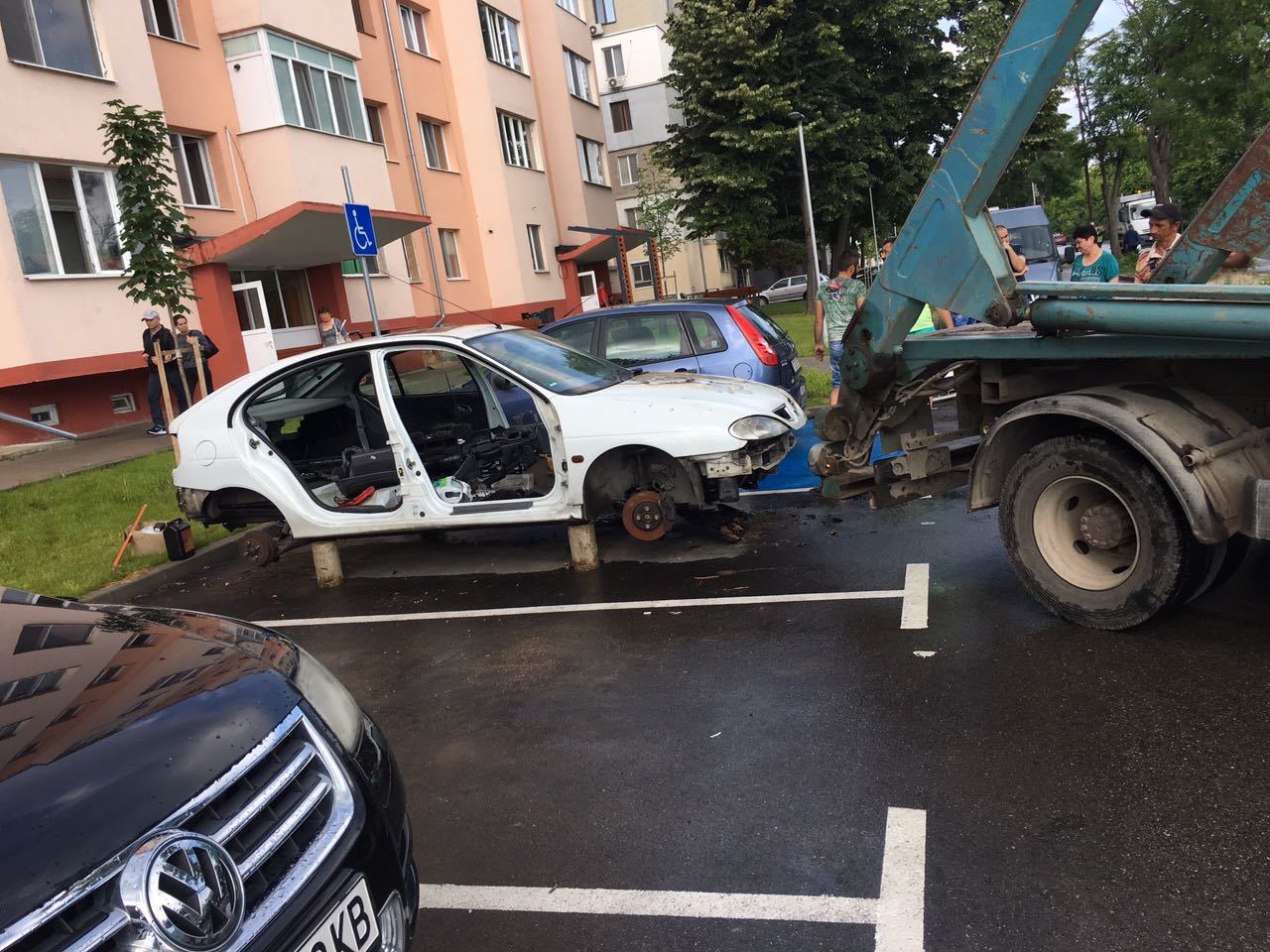Мездра премахва изоставените коли