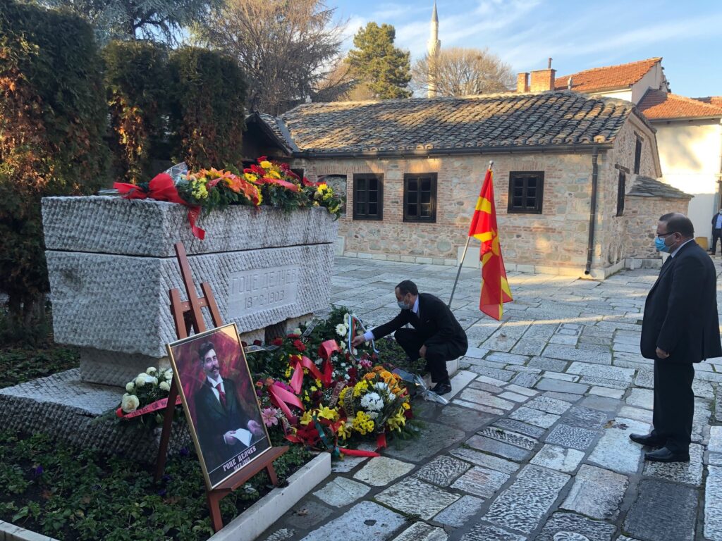 Дипломатите ни в Северна Македония поднесоха венец на гроба на Гоце Делчев 1 1 739