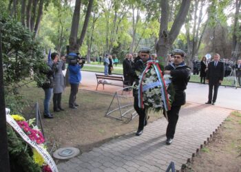 Варненци се поклониха пред паметника на отец Паисий