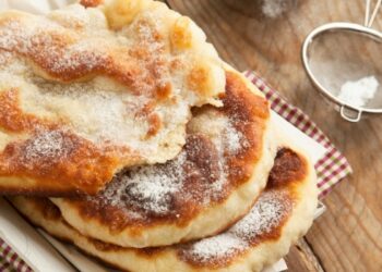 Вкусни погачи, мекици и тиганици на фестивал на хляба в Гарван