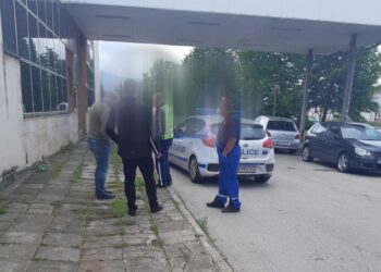 ТИР паркира пред НАП и потроши плочките