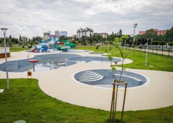 5 басейна с пързалки и СПА в парк в София (снимки)