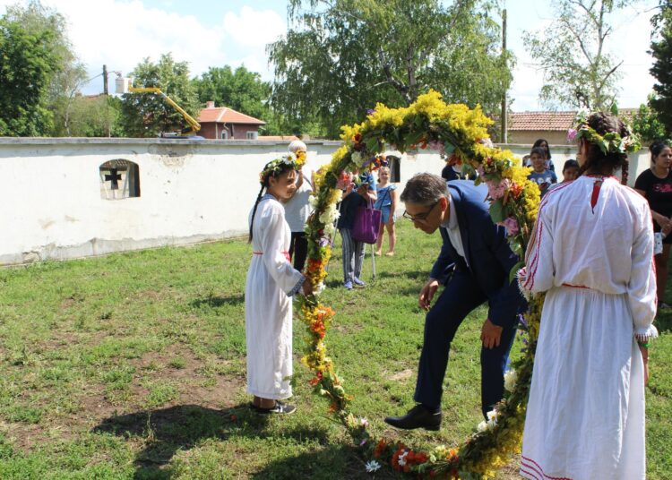 Кмет мина през венец от 77 билки и половина 1 105362993 1433141573538716 6265554197001665540 o