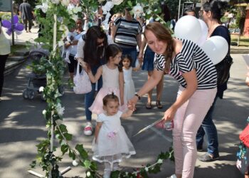 200 малки булки дефилираха в парк за обичая “Калиница”