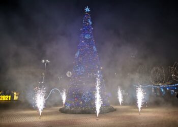 Казанлък заблестя в коледни светлини
