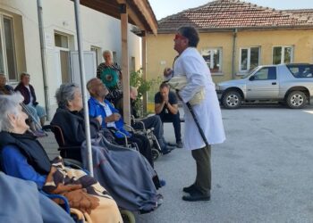 Актьор усмихна възрастни хора в социален дом със спектакъл