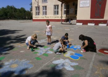 Цветен училищен двор с рисунки на родители и деца