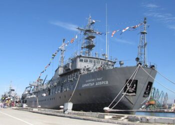 Отварят за граждани корабите на ВМС