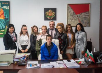 Средношколци в кметския кабинет в Мездра
