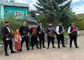 Комити гърмят с пушки на фестивал за освобождението на Банско 
