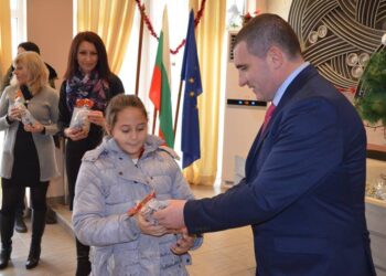 Кмет зарадва за Коледа деца без родители