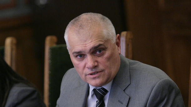 Радев: По-важно е трайното увеличение на заплатите 8 Радев: По-важно е трайното увеличение на заплатите