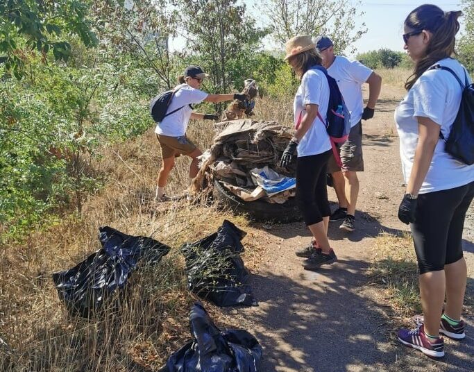 Доброволци чистиха важни за Бургас места 1 12wert
