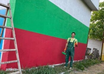 Тимуровска команда боядиса детска площадка и трафопост
