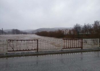 Река Крумовица застрашава пътя за Крумовград