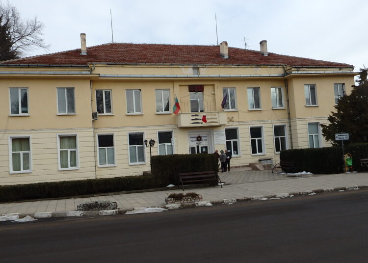 Ремонтират читалището в Ценово 1 13.03 2