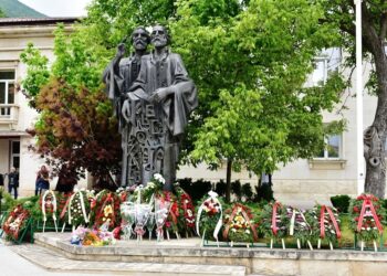 Дърво на буквите и спектакли в паркове за 24 май