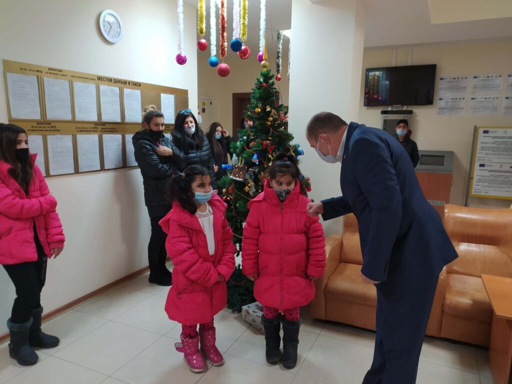 Кубрат с коледни ваучери за сираци и полусираци 4 132041374 2134068716724506 1046274747321372784 o