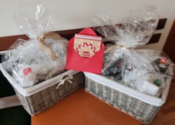 Колежани изненадаха медици с коледни подаръци