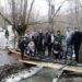 Туристи сами изградиха мост над Драговска река