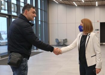 Спортно бижу отвори врати