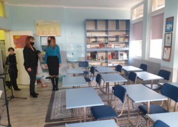 Център по изкуство с нови килими, стативи, маси и столове