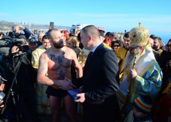Над половин тон храни за сираци събра с плуване Емил Атанасов