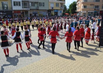 Хиляди с носии се хванаха на най-дългото хоро в Казанлък