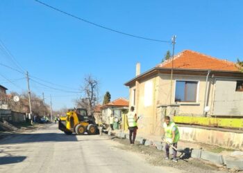Ремонт, „зебри” и „легнали полицаи” на път между два града