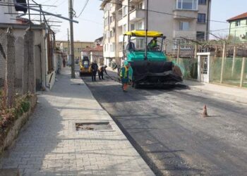 Нови тротоари и асфалт върху улица до училище