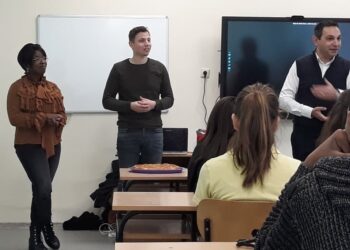 Деца си говорят на английски с немци