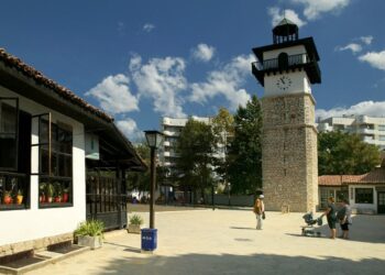 Часовниковата кула в Добрич отново дава точно време