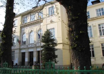 Рухна оградата на столично училище