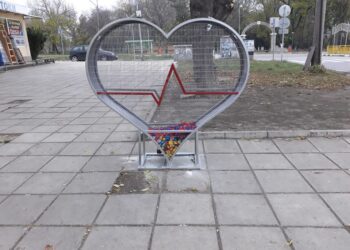 Девненци трупат капачки в улична инсталация