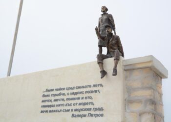 „Очакване“ краси варненския вълнолом