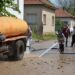 Затворници чистят наводнено село 8 Затворници чистят наводнено село