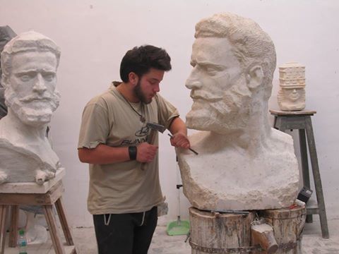 Ученик извая бюст на Христо Ботев