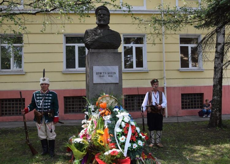 Перник сведе глава пред Ботев и героите 1 18814101 1445888378815364 3022495661963677424 n