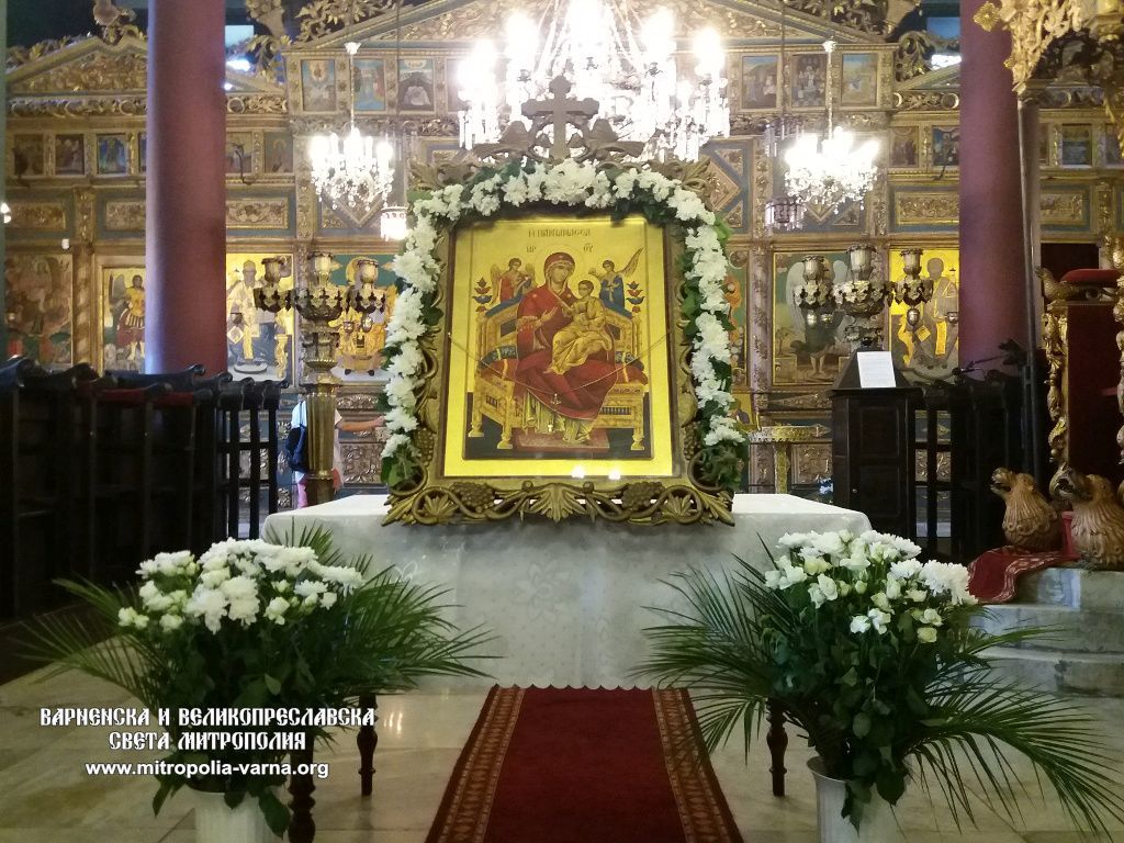 Свещеници и миряни с обща молитва пред чудотворна икона