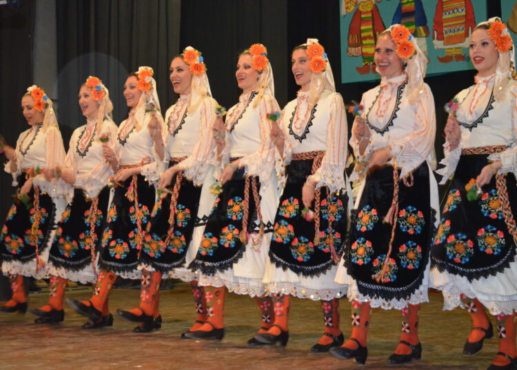 Девня отново събира танцьори за "Фолклорна палитра" 1 18 палитра