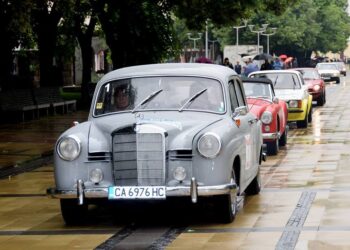Ретро автомобили от 1959 в центъра на Перник (снимки)