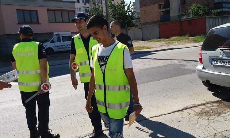 Младежи в акция за пътна безопасност в Ловеч 1 19512565 645166755693219 2135727834 n