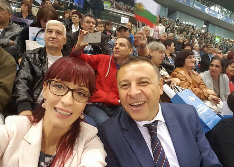 Кметски селфита от "Арена Армеец" хит във Facebook 1 19a 1