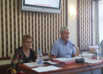 Мездра стяга колана и връща заем