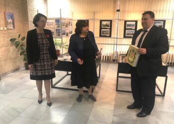 Евродепутат дари исторически енциклопедии на варненската библиотека