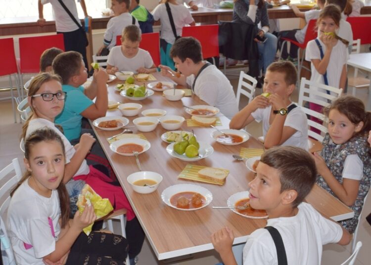 Родителите в Бургас избират училищното меню на децата си онлайн 1 1d2d0442ca2e6cf72f6b981778cbe80e