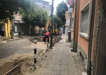 Ремонтират паркинга до Кукления театър в Сливен