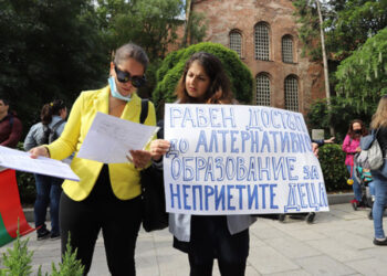 Ваучери за частни забавачки искат майки на протест в София